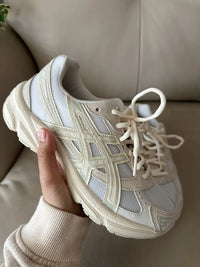 ASICS GEL-1130 White Pure Silver 1202A163-100 in hand met reflecterende tiger stripes, ademende structuur en retro running vibe

