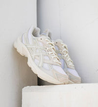 Close-up van de ASICS GEL-1130 White Pure Silver 1202A163-100 met GEL-demping, witte mesh textuur en pure silver accenten

