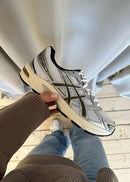 ASICS GEL-1130 White Black 1201A256-101 on-feet gedragen met tapered jeans voor een cleane allround look met sportieve edge

