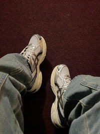 Close-up van de ASICS GEL-1130 White Black 1201A256-101 met GEL-demping, mesh structuur en iconische retro-loopstijl

