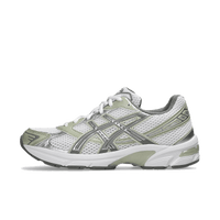 ASICS GEL-1130 White Dried Leaf Green – zijaanzicht met mesh upper in wit en groentinten op een retro-running silhouette via Snrkickz