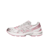 ASICS GEL-1130 White Pure Silver Pink 1202A507-100 zijaanzicht met wit mesh, lichtroze details en zilveren overlays op zool en hiel

