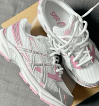 Close-up van de ASICS GEL-1130 White Pure Silver Pink 1202A507-100 met GEL-demping, witte mesh structuur en zachte roze tinten


