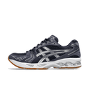 ASICS Gel-Kayano 14 A.P.C. Midnight Indigo Fog Zijaanzicht van de ASICS Gel-Kayano 14 in samenwerking met A.P.C. met diepe indigo tinten en zilveren overlays – luxueuze uitvoering van de retro runner

