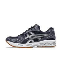 ASICS Gel-Kayano 14 A.P.C. Midnight Indigo Fog Zijaanzicht van de ASICS Gel-Kayano 14 in samenwerking met A.P.C. met diepe indigo tinten en zilveren overlays – luxueuze uitvoering van de retro runner

