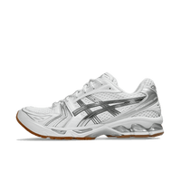 Zijaanzicht van de ASICS Gel-Kayano 14 in samenwerking met A.P.C., met wit mesh en zilveren overlays – minimalistische luxe in een retro runner

