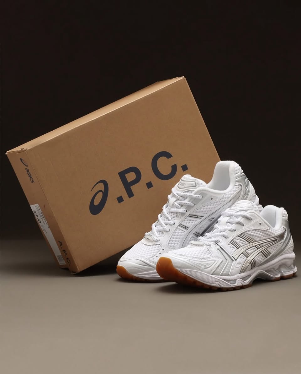 Sneaker gedragen in een cleane look – White Pure Silver uitvoering straalt eenvoud, stijl en samenwerking uit

