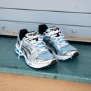 Bovenaanzicht van de sneaker met ademend mesh, icy blauwe accenten en reflecterende lijnen in Pure Silver

