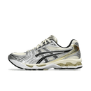 Zijaanzicht van de ASICS Gel-Kayano 14 Birch met off-white mesh en zilveren overlays – een cleane en tijdloze retro runner

