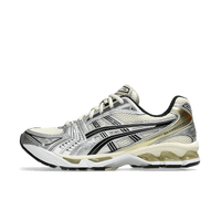 Zijaanzicht van de ASICS Gel-Kayano 14 Birch met off-white mesh en zilveren overlays – een cleane en tijdloze retro runner

