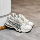 Bovenaanzicht van de sneaker met birch tinten, ademend mesh en reflecterende ASICS-details voor een neutrale look

