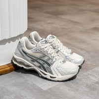 Bovenaanzicht van de sneaker met birch tinten, ademend mesh en reflecterende ASICS-details voor een neutrale look

