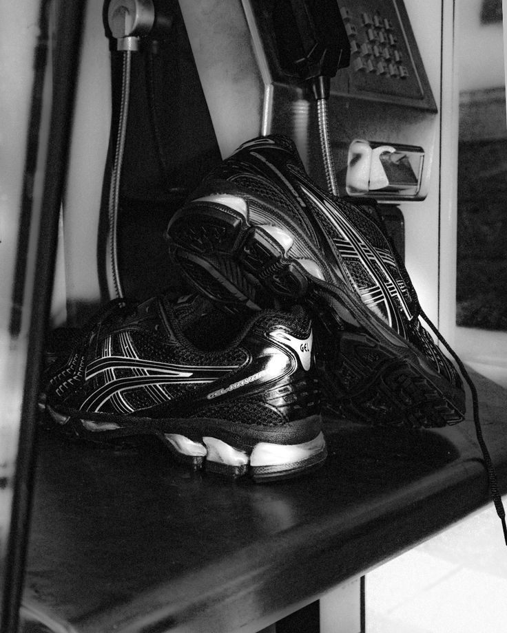 Bovenaanzicht van de sneaker met ademend mesh, strakke veters en subtiele ASICS branding in zilver

