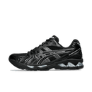 Zijaanzicht van de ASICS Gel-Kayano 14 Black Pure Silver met zwart mesh, reflecterende zilveren panelen en sportieve runnerlook

