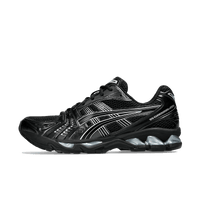 Zijaanzicht van de ASICS Gel-Kayano 14 Black Pure Silver met zwart mesh, reflecterende zilveren panelen en sportieve runnerlook

