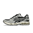 Zijaanzicht van de ASICS Gel-Kayano 14 Black Seal Grey met zwarte mesh, zilveren overlays en sportieve retrovorm – krachtige allround sneaker

