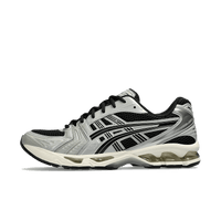 Zijaanzicht van de ASICS Gel-Kayano 14 Black Seal Grey met zwarte mesh, zilveren overlays en sportieve retrovorm – krachtige allround sneaker

