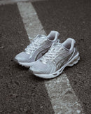 Sneakers gedragen met spijkerbroek – ASICS Gel Kayano 14 Cloud Grey on feet in casual streetwear fit

