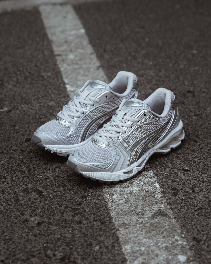 Sneakers gedragen met spijkerbroek – ASICS Gel Kayano 14 Cloud Grey on feet in casual streetwear fit

