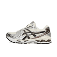 Zijkant van de ASICS Gel Kayano 14 in cream met zwarte en plumkleurige details, zichtbare GEL-technologie en retro hardloopdesign, model 1202A056 118

