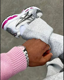Sneaker on feet gestyled met een lichte outfit – ASICS GEL-Kayano 14 Cream Sweet Pink in vrouwelijke en sportieve look


