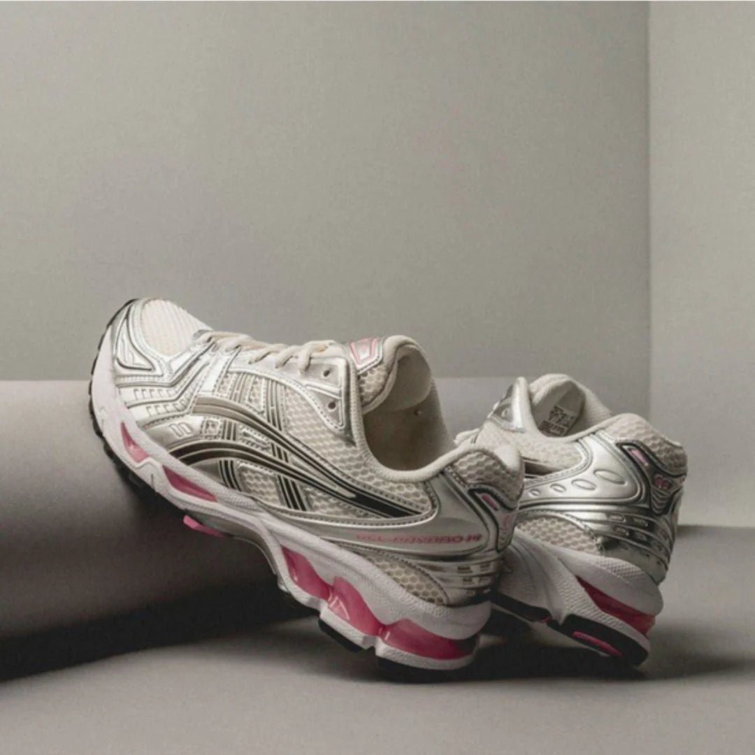 Close-up van de voorvoet met cream mesh, roze details en reflecterende overlays – mix van technische performance en lifestyle esthetiek

 GEL-Kayano 14 Cream Sweet Pink