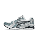 Zijaanzicht van de ASICS Gel Kayano 14 in Fjord Grey met metallic zilveren overlays en ademend mesh – strak silhouet in retrostijl

