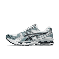 Zijaanzicht van de ASICS Gel Kayano 14 in Fjord Grey met metallic zilveren overlays en ademend mesh – strak silhouet in retrostijl

