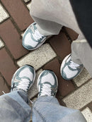 Bovenaanzicht van de Fjord Grey ASICS Gel Kayano 14 met reflecterende details en grijze veters – technische look met moderne finish

