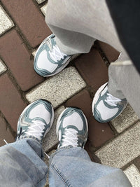 Bovenaanzicht van de Fjord Grey ASICS Gel Kayano 14 met reflecterende details en grijze veters – technische look met moderne finish

