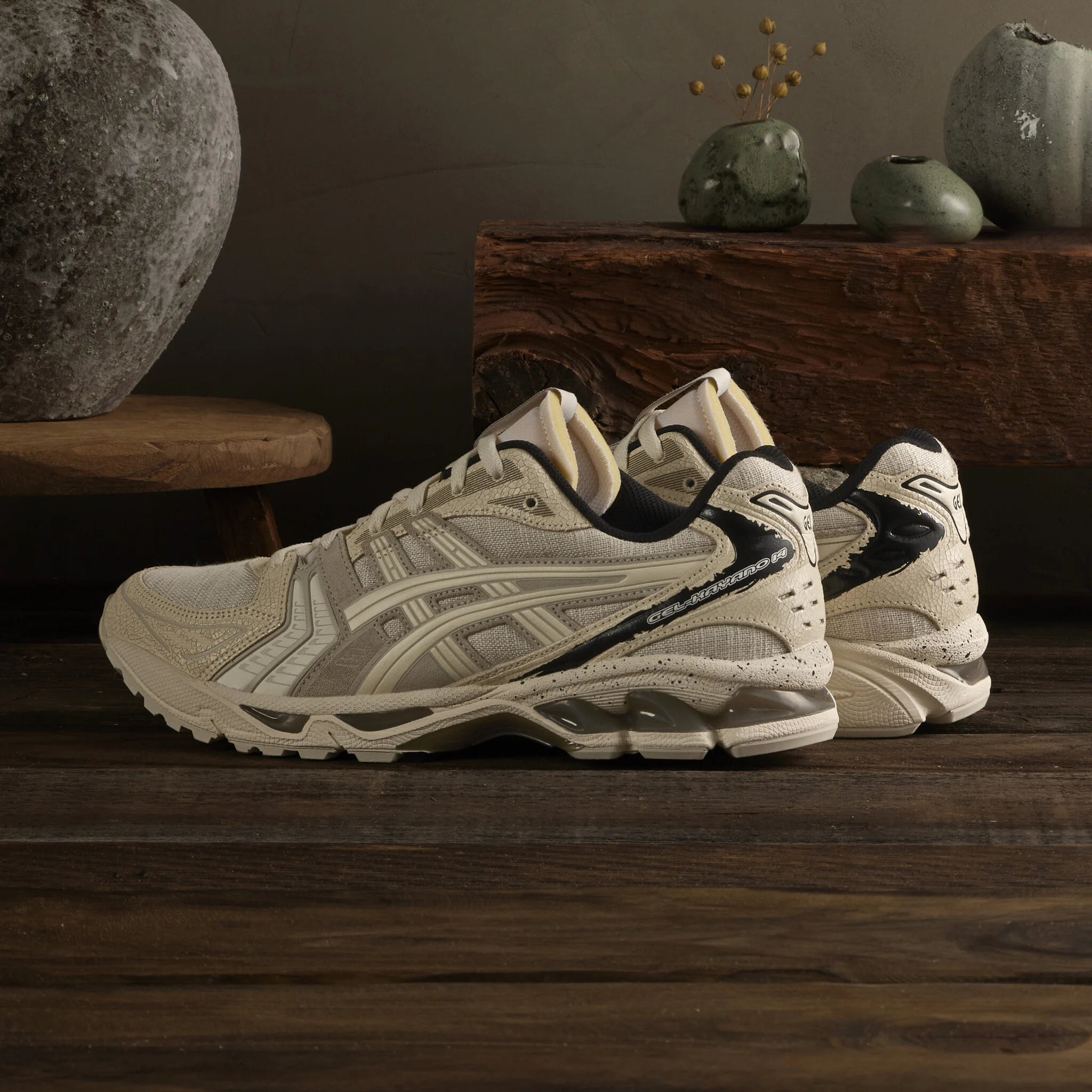 ASICS Gel-Kayano 14 Imperfection Pack Cream - SnrKickz Sneaker gedragen in een casual outfit – de imperfectie-details en neutrale cream tinten zorgen voor een rustige, modieuze uitstraling

