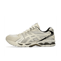 ASICS Gel-Kayano 14 Imperfection Pack Cream - SnrKickz Zijaanzicht van de ASICS Gel-Kayano 14 Imperfection Pack Cream met beige mesh, zachte suède en handgeschreven details – minimalistische retro-look met unieke twist

