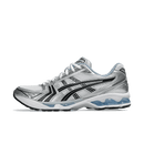 ASICS Gel-Kayano 14 JJJJound White Blue Zijaanzicht van de ASICS Gel-Kayano 14 JJJJound in White Blue colorway – mesh upper met zilveren en blauwe accenten in minimalistische stijl

