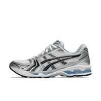 ASICS Gel-Kayano 14 JJJJound White Blue Zijaanzicht van de ASICS Gel-Kayano 14 JJJJound in White Blue colorway – mesh upper met zilveren en blauwe accenten in minimalistische stijl

