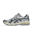 ASICS Gel-Kayano 14 JJJJound White Navy Zijaanzicht van de ASICS Gel-Kayano 14 in samenwerking met JJJJound – wit mesh met navy accenten en minimalistische branding

