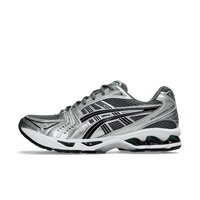 Zijaanzicht van de ASICS Gel Kayano 14 in Metropolis Jasper Green met diepe groentinten, zilveren overlays en sportieve GEL-zool

