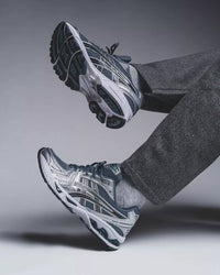 Close-up van de hiel en zool met zichtbare ASICS GEL-demping – ideale mix van performance en lifestyle

