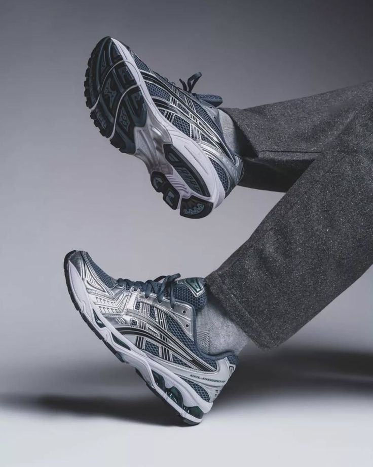 Close-up van de hiel en zool met zichtbare ASICS GEL-demping – ideale mix van performance en lifestyle

