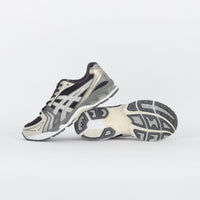 Visual van de ASICS GEL-Kayano 14 floating boven een witte surface, perfect als styling-element voor streetwear visuals