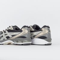 Onderzijde van de ASICS Kayano 14 met high-grip rubberen zool en zichtbare GEL-segmenten, perfect voor lange afstanden