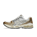 ASICS GEL-Kayano 14 Olympic Medals Zijaanzicht van de ASICS GEL-Kayano 14 Olympic Medals met metallic details in goud, zilver en brons – geïnspireerd op de Olympische podiumplaatsen

