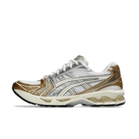 ASICS GEL-Kayano 14 Olympic Medals Zijaanzicht van de ASICS GEL-Kayano 14 Olympic Medals met metallic details in goud, zilver en brons – geïnspireerd op de Olympische podiumplaatsen

