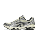 Zijaanzicht van de ASICS Gel Kayano 14 in Oyster White en Steeple Grey – subtiele tonale kleuren met technische hardloopdetails

