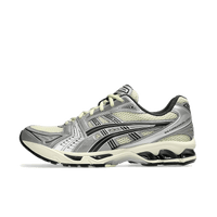 Zijaanzicht van de ASICS Gel Kayano 14 in Oyster White en Steeple Grey – subtiele tonale kleuren met technische hardloopdetails

