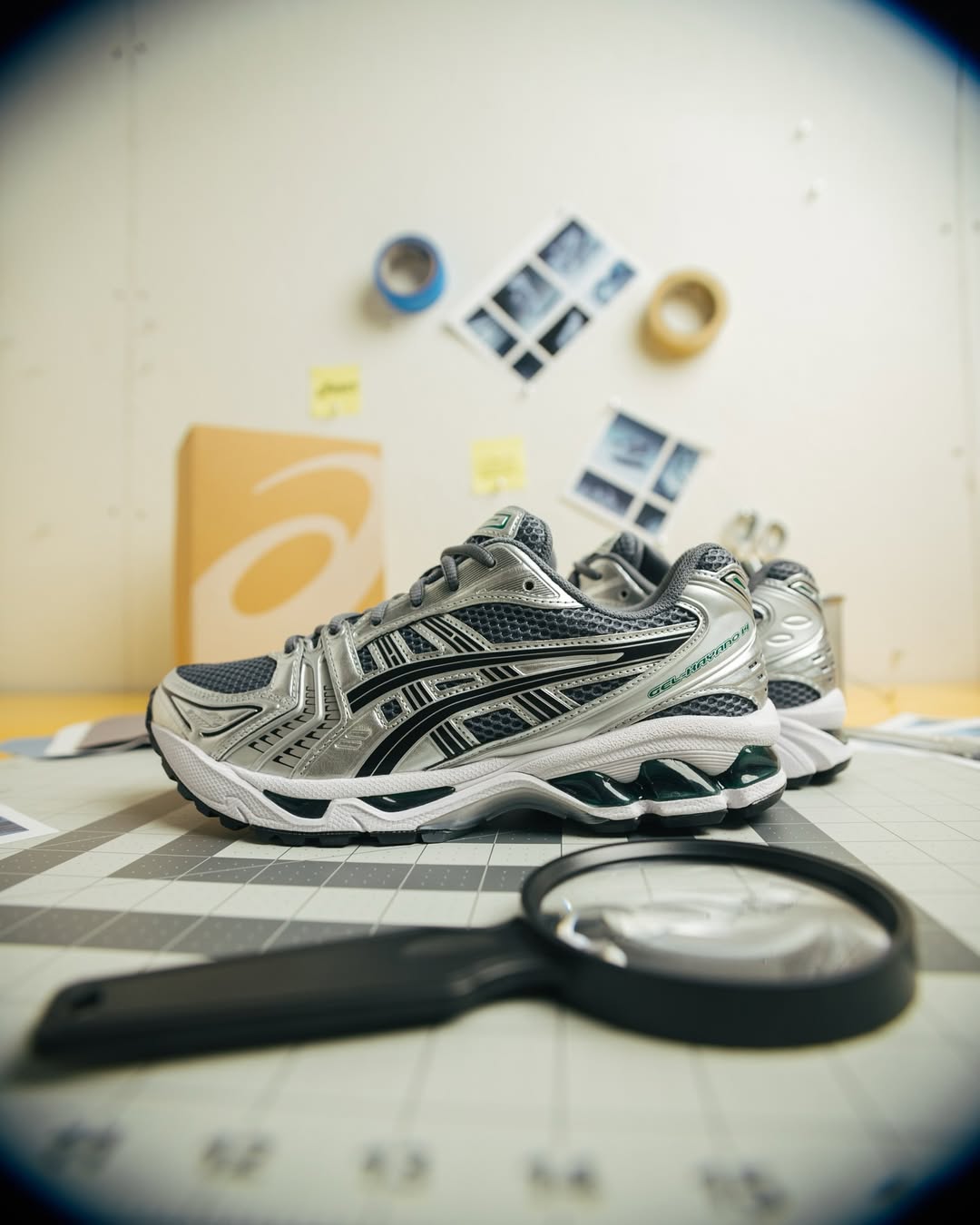 Sneaker gedragen bij daglicht – ASICS Kayano 14 Oyster White gecombineerd met minimalistische outfit

