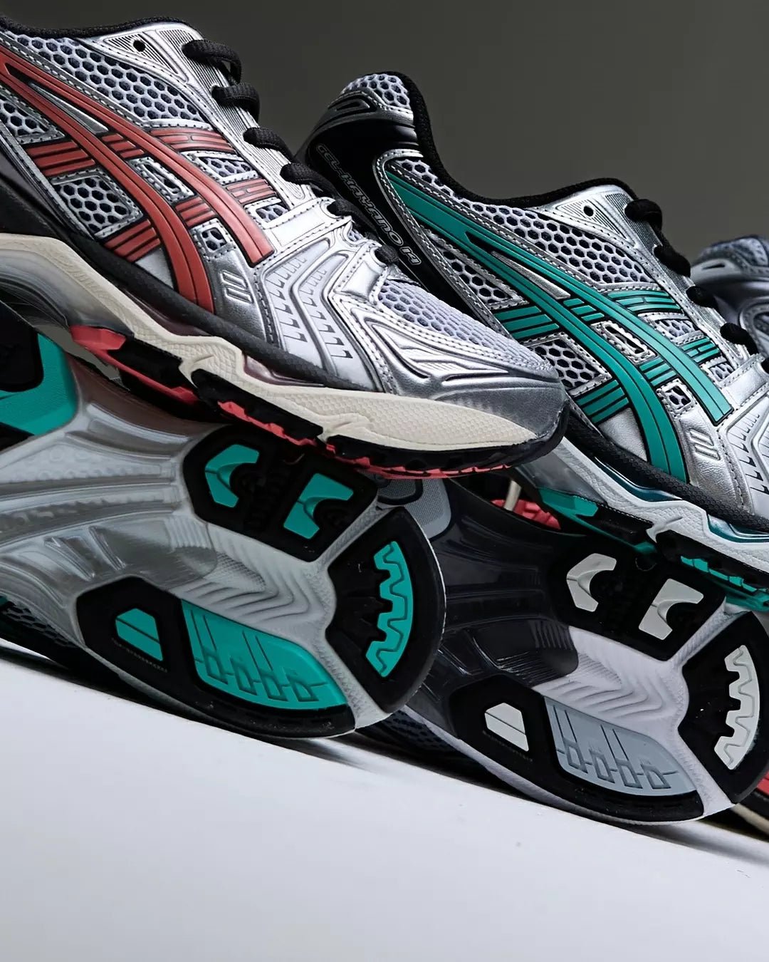 Bovenaanzicht van de sneaker in papaya-kleur met lichtgewicht mesh, reflecterende lijnen en sportieve vetersluiting

