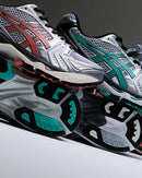 Bovenaanzicht van de sneaker in papaya-kleur met lichtgewicht mesh, reflecterende lijnen en sportieve vetersluiting

