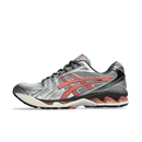 Zijaanzicht van de ASICS Gel-Kayano 14 Papaya met frisse oranje tinten, zilveren overlays en ademend mesh – opvallende retro hardloopschoen

