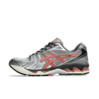 Zijaanzicht van de ASICS Gel-Kayano 14 Papaya met frisse oranje tinten, zilveren overlays en ademend mesh – opvallende retro hardloopschoen

