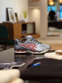 Bovenaanzicht van de sneaker in papaya-kleur met lichtgewicht mesh, reflecterende lijnen en sportieve vetersluiting
ASICS Gel Kayano 14 Papaya
